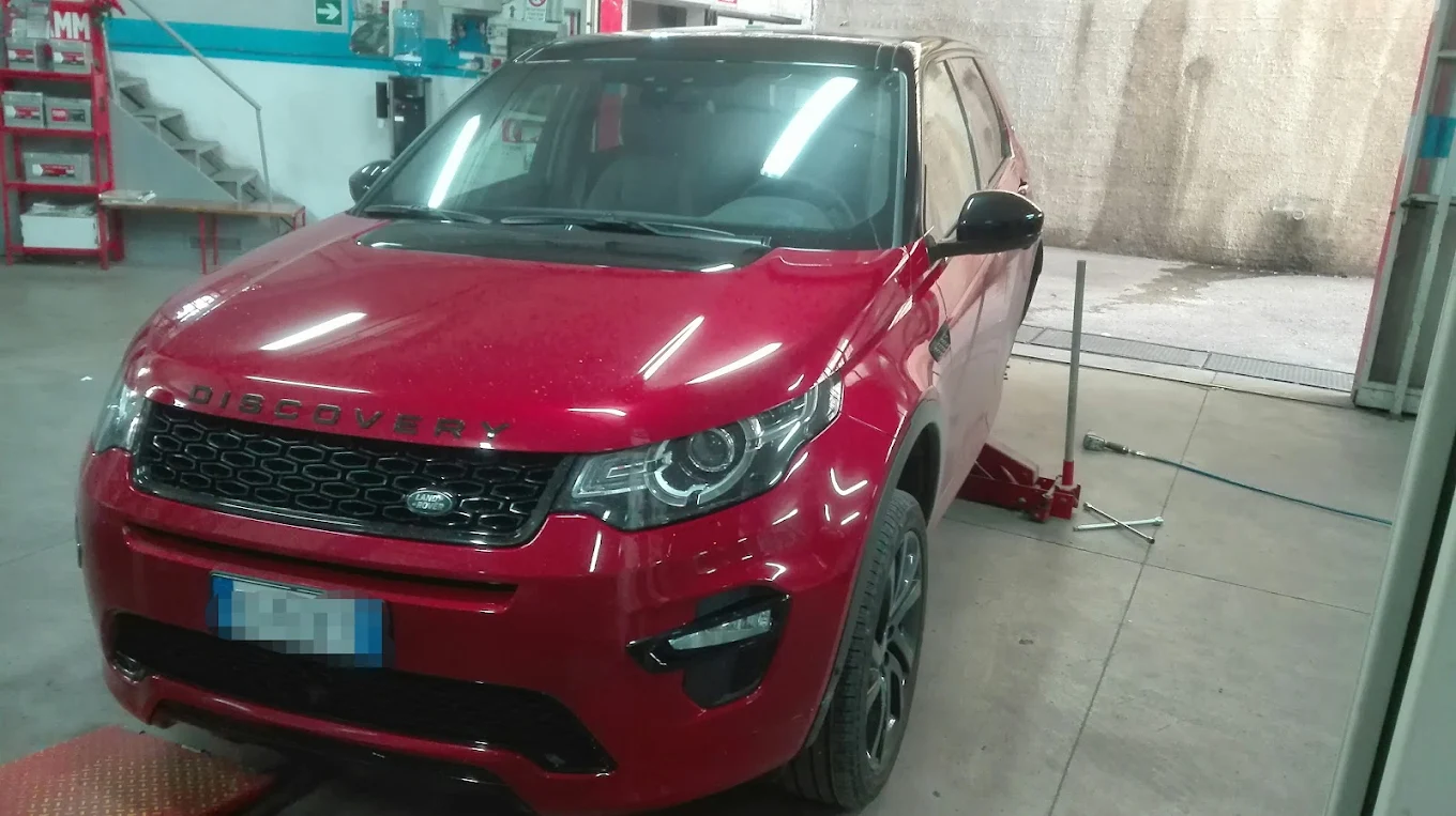 Veicolo in manutenzione presso Autofficina Longo